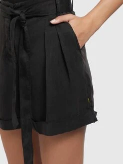 Khujo Shorts Loosefit Pantalon à Pince Elida Femme Noir 14 Khujo Shorts Loosefit Pantalon à Pince Elida Femme Noir -Khujo Boutique 26d9d1518b7f952bba988e06138b1f18